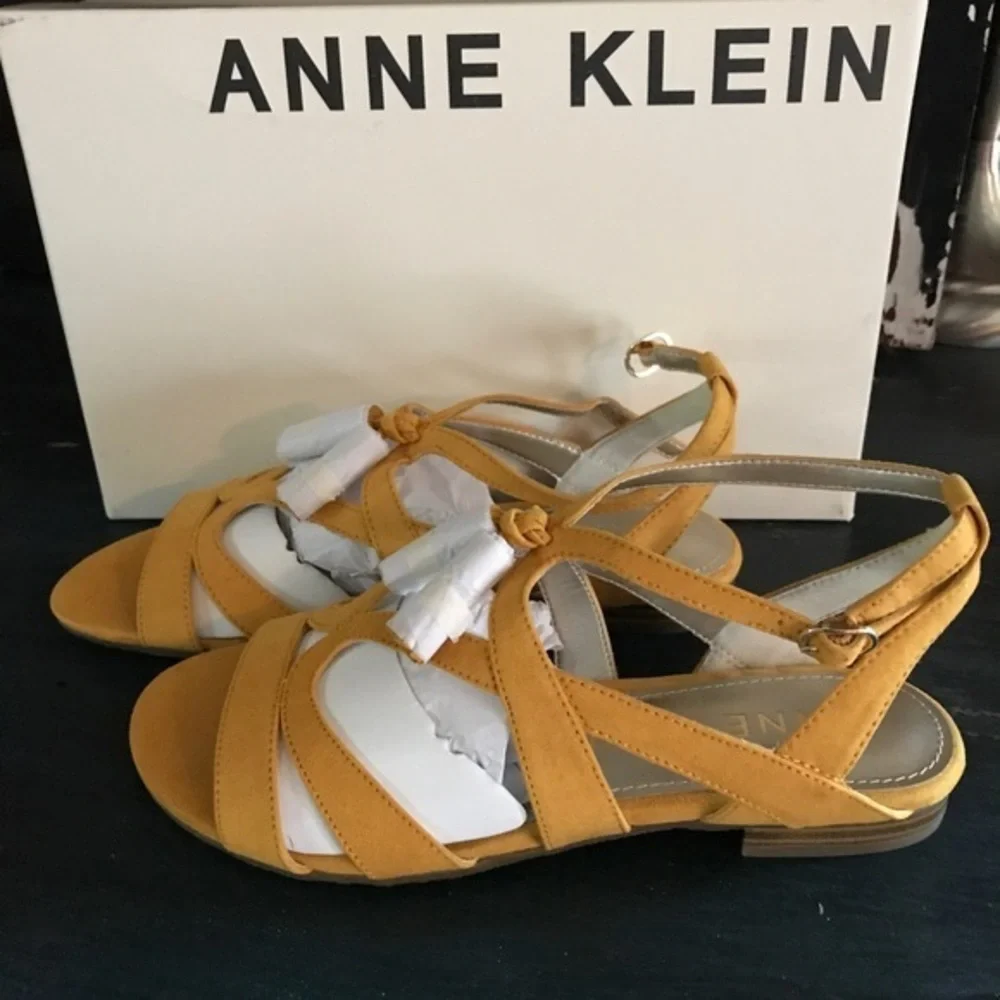 NWB Anna Klein Mustard Yellow Tassel Sandals 6